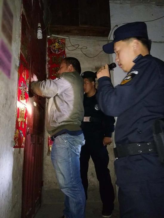 济宁粗心妈妈误将幼女锁家中 民警全城寻开锁师傅开门